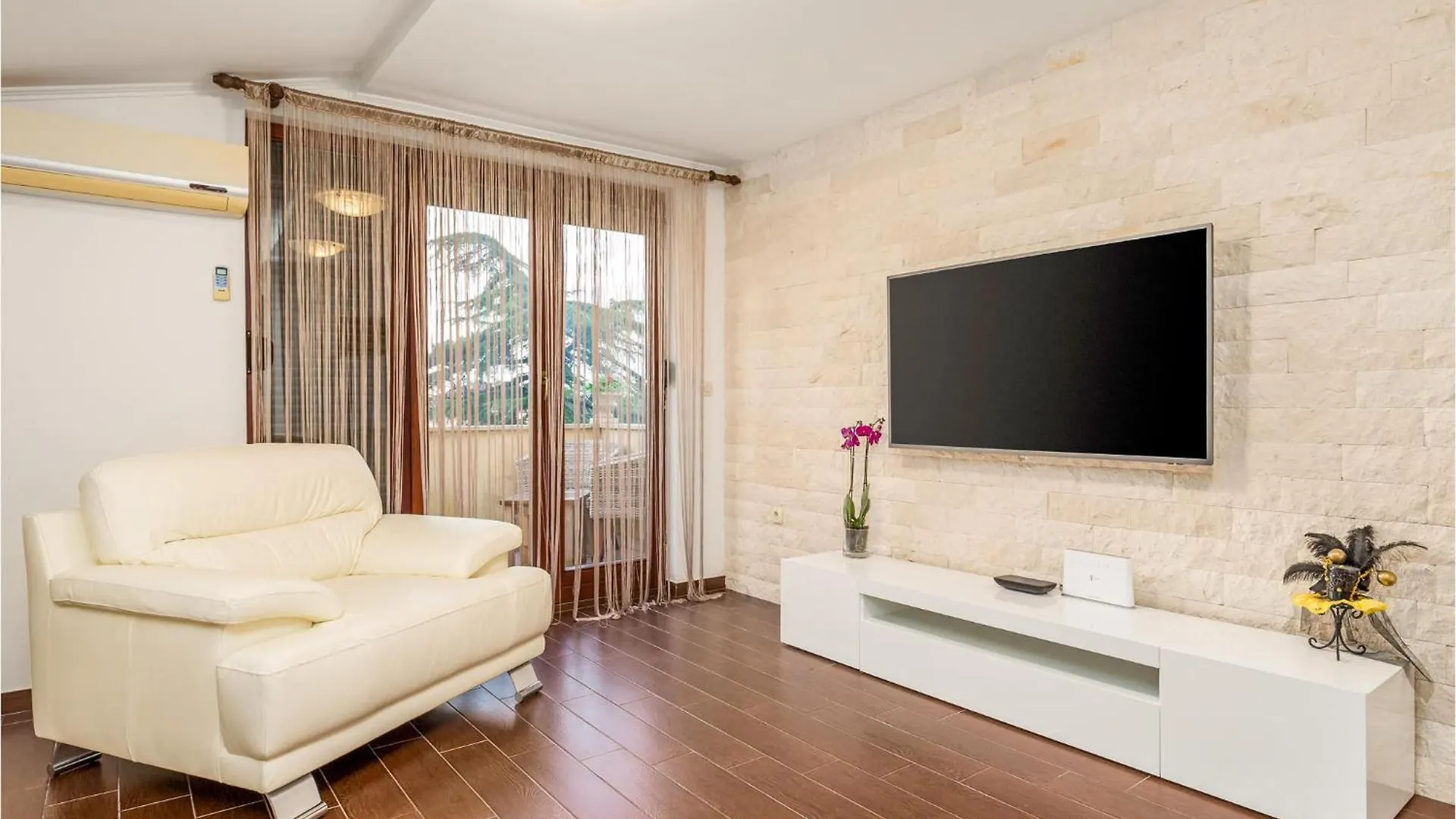 3 Bedroom Pet Friendly Apartment In Viskovo