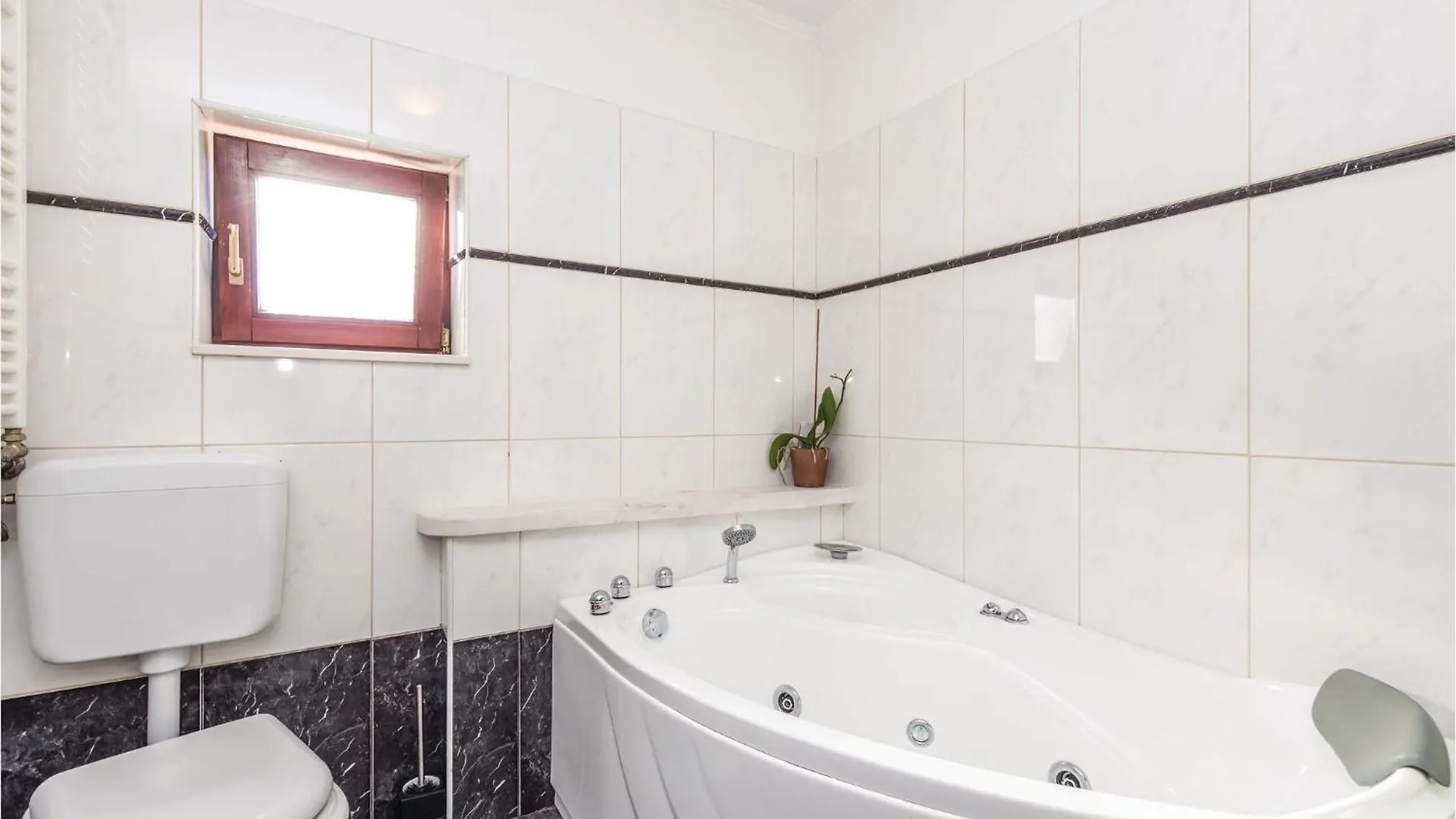 3 Bedroom Pet Friendly Apartment In Viskovo